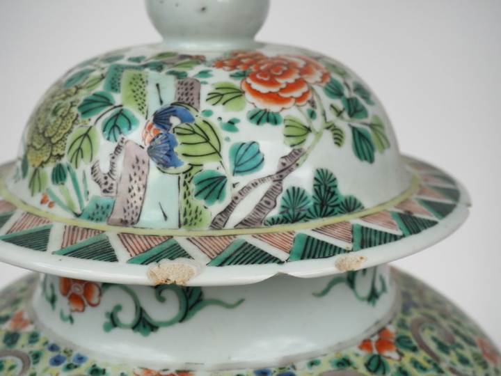 Chine XXème.  Potiche couverte en porcelaine et émaux style famille ve