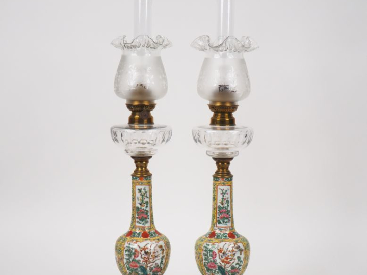 Chine vers 1900. Paire de vases bouteille en porcelaine et émaux de la