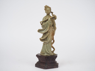 Vente aux enchères Chine XXème. Statuette en stéatite beige représentant une musicienne. 