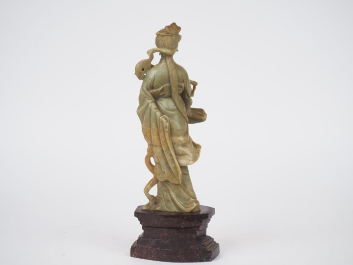 Chine XXème. Statuette en stéatite beige représentant une musicienne. 