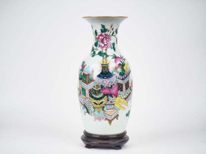 Chine XXème. Vase de forme balustre en porcelaine et émaux de style fa