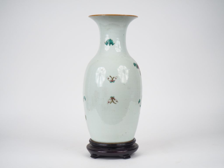 Chine XXème. Vase de forme balustre en porcelaine et émaux de style fa