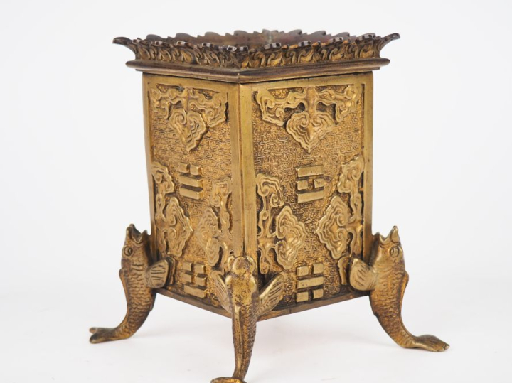 Chine XIXème. Vase quadrangulaire en bronze doré reposant sur 4 poisso