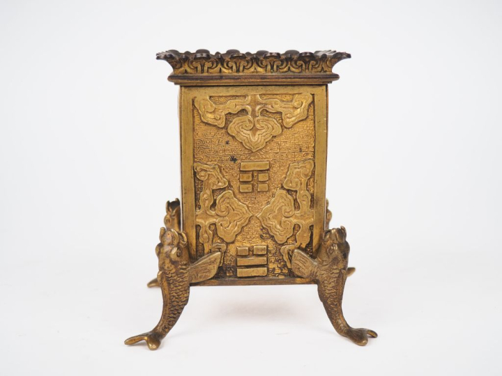 Chine XIXème. Vase quadrangulaire en bronze doré reposant sur 4 poisso