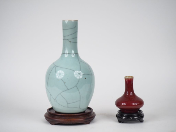 Chine 1ère république. Lot comprenant : Vase bouteille en porcelaine c