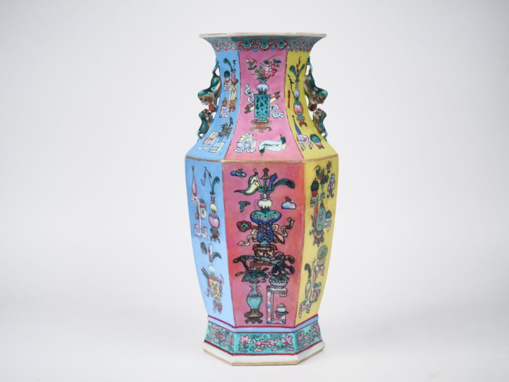 Chine vers 1950. Vase balustre hexagonal en porcelaine et émaux de sty