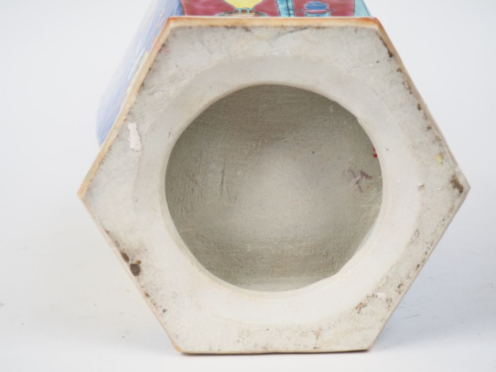 Chine vers 1950. Vase balustre hexagonal en porcelaine et émaux de sty