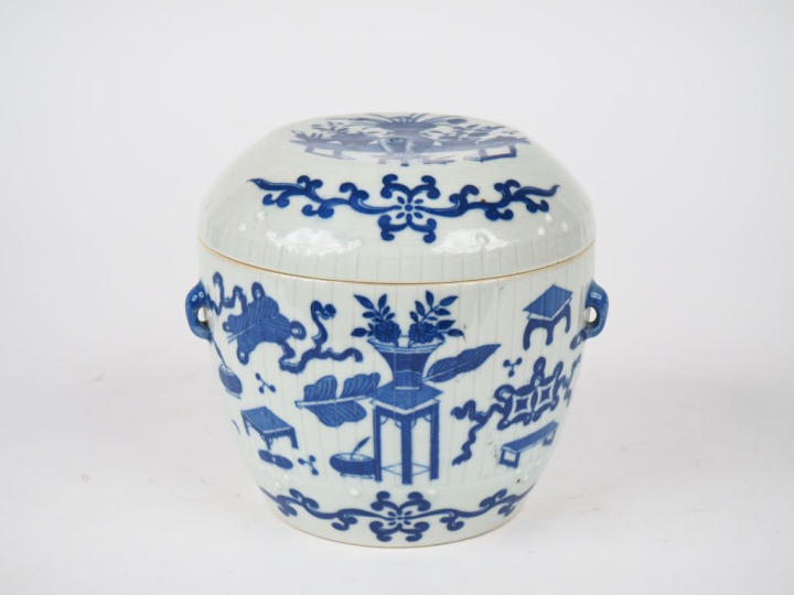 Chine XXème. Bouillon couvert en porcelaine blanche à décor émaillé bl