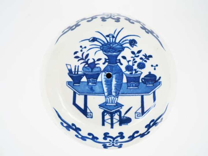 Chine XXème. Bouillon couvert en porcelaine blanche à décor émaillé bl