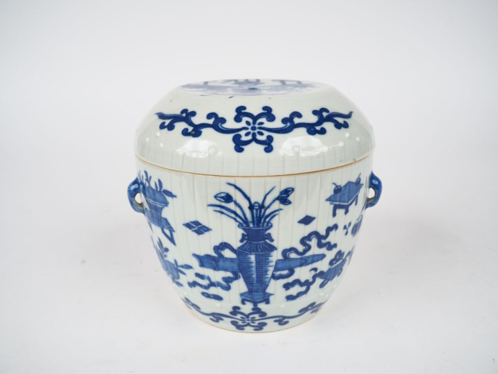 Chine XXème. Bouillon couvert en porcelaine blanche à décor émaillé bl