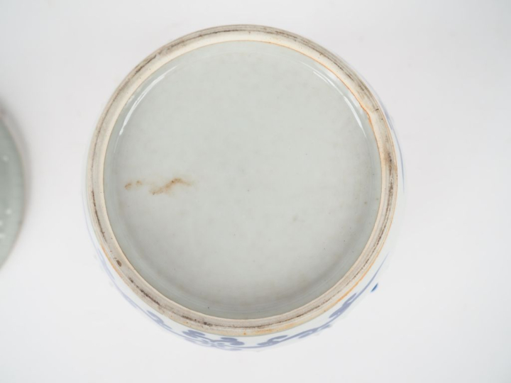 Chine XXème. Bouillon couvert en porcelaine blanche à décor émaillé bl
