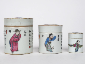 Vente aux enchères Chine période Tongzhi. 3 boîtes cylindriques couvertes gigognes en éma