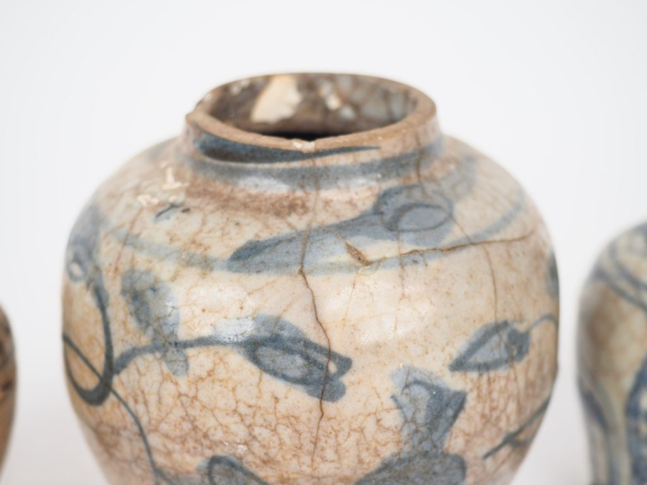 Epoque Qing. Ensemble de céramiques de Annam comprenant 3 pots à décor
