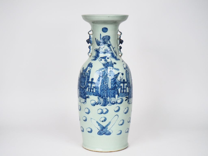 Chine première moitié du XXème. Grand vase balustre en porcelaine à dé