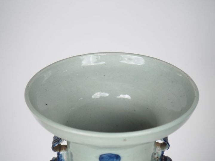 Chine première moitié du XXème. Grand vase balustre en porcelaine à dé