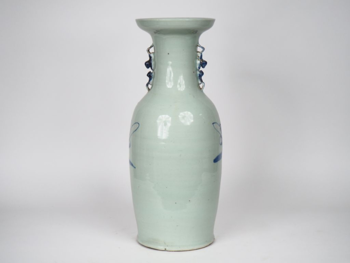 Chine première moitié du XXème. Grand vase balustre en porcelaine à dé