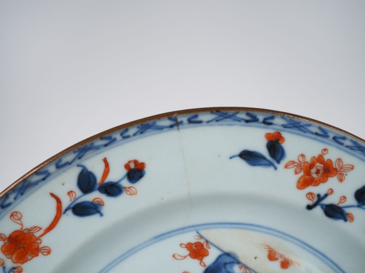 Chine XVIIIème période Qianlong. 1 assiette à décor "imari chinois" de
