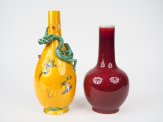 Vente aux enchères Chine XXème. Vase piriforme en porcelaine à décor d'un dragon en relie