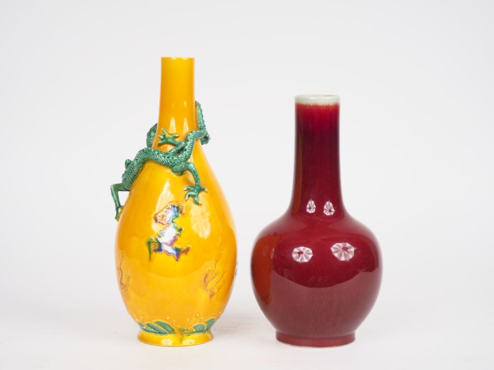 Chine XXème. Vase piriforme en porcelaine à décor d'un dragon en relie