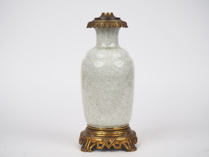 Chine début XXème. Vase de forme balustre en porcelaine et émail craqu