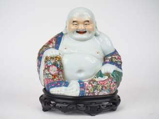 Vente aux enchères Chine deuxième moitié du XXème.  Statuette en porcelaine représentant 