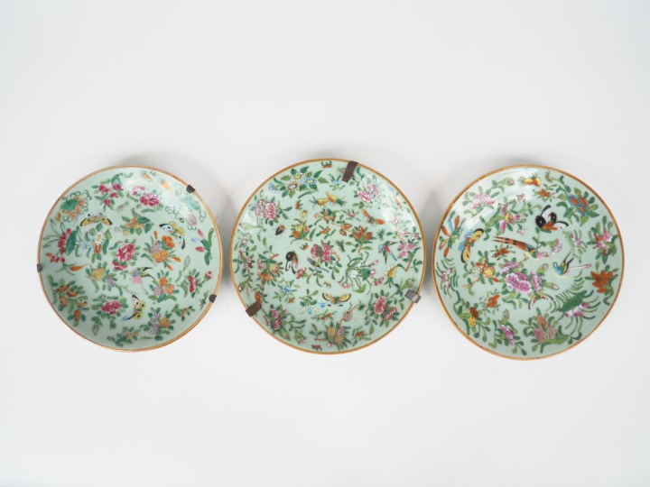 Chine vers 1900.  3 assiettes en porcelaine et émaux de style famille 