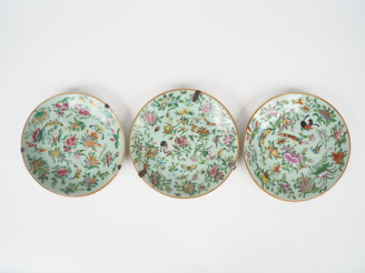 Vente aux enchères Chine vers 1900.  3 assiettes en porcelaine et émaux de style famille 