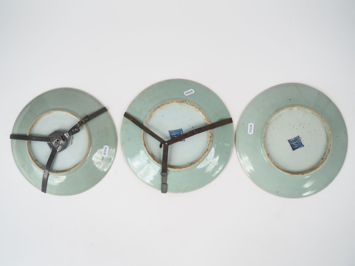 Chine vers 1900.  3 assiettes en porcelaine et émaux de style famille 