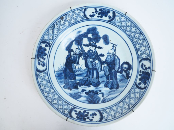 Chine vers 1880-1900.  Plat en porcelaine blanche à décor en bleu des 