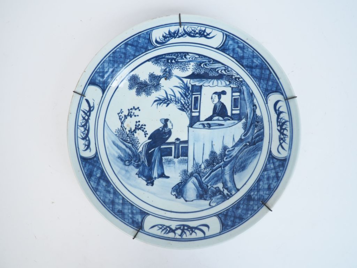 Chine vers 1880-1900  Plat en porcelaine blanche décor bleu en médaill