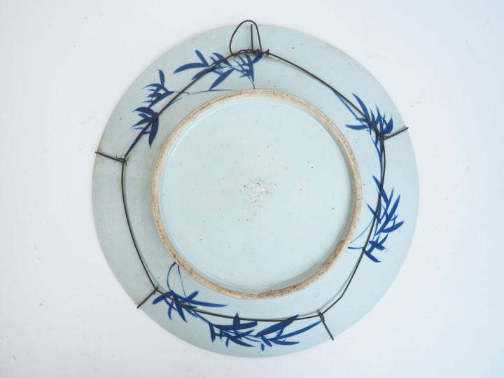 Chine vers 1880-1900  Plat en porcelaine blanche décor bleu en médaill