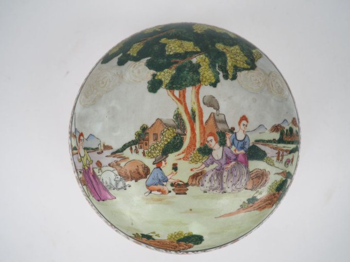 Chine deuxième moitié du XXème. Boite couverte en porcelaine et émaux 