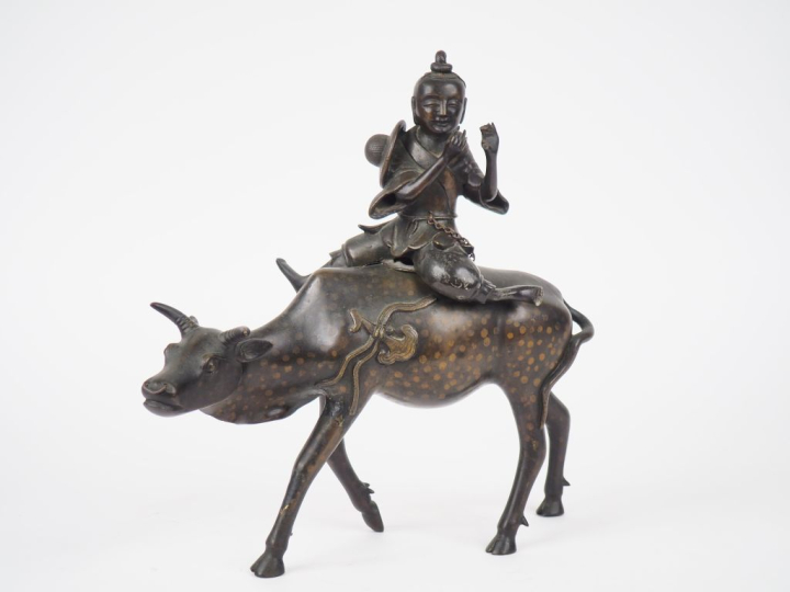 Chine XIXème. Brule parfum en bronze à patine brun clair représentant 