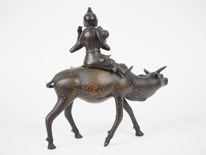 Chine XIXème. Brule parfum en bronze à patine brun clair représentant 