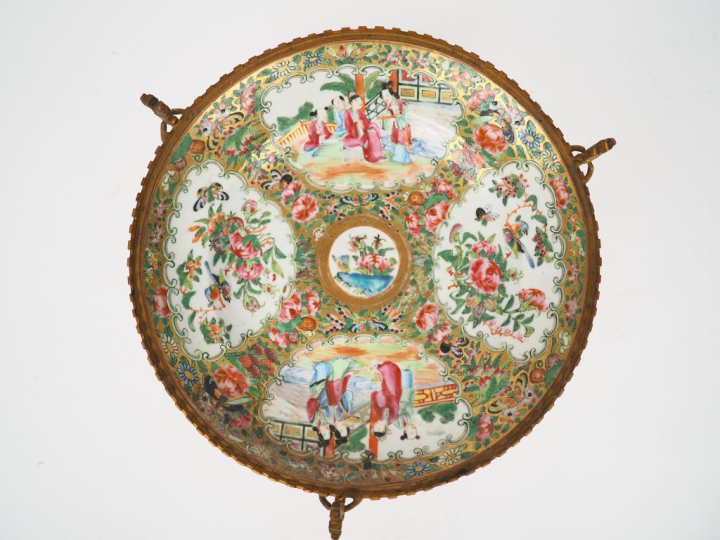 Chine Canton 1900.  Coupe en porcelaine de Canton famille rose, décor 