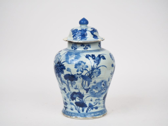 Vente aux enchères Chine période Qing.  Potiche couverte en porcelaine blanche à décor bl
