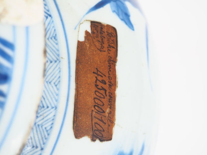 Chine période Qing.  Potiche couverte en porcelaine blanche à décor bl