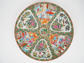 Vente aux enchères Chine vers 1900 Canton. Grand plat en porcelaine de Canton style famil