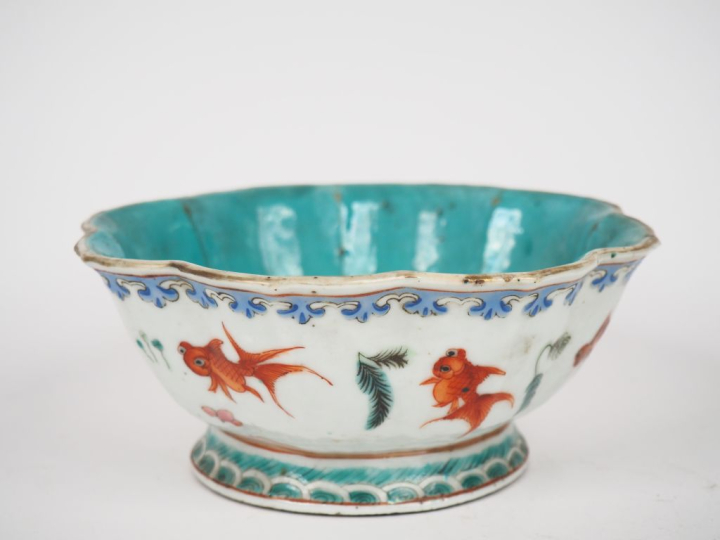 Chine époqueTongzhe.  Coupe floriforme à décor de poissons voile (usur