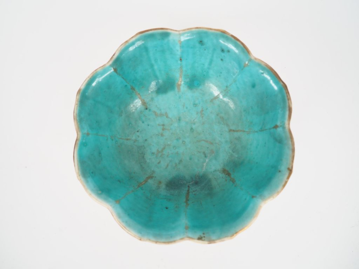 Chine époqueTongzhe.  Coupe floriforme à décor de poissons voile (usur