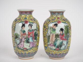Vente aux enchères Chine deuxième moitié du XXème. Paire de vases en porcelaine émaux fam