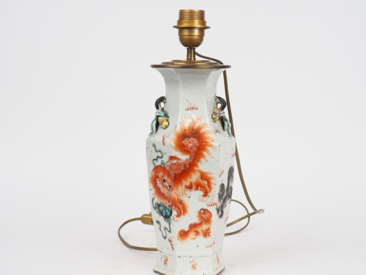 Chine XIXème. Vase de forme hexagonale à décor de lions bouddhiques. A