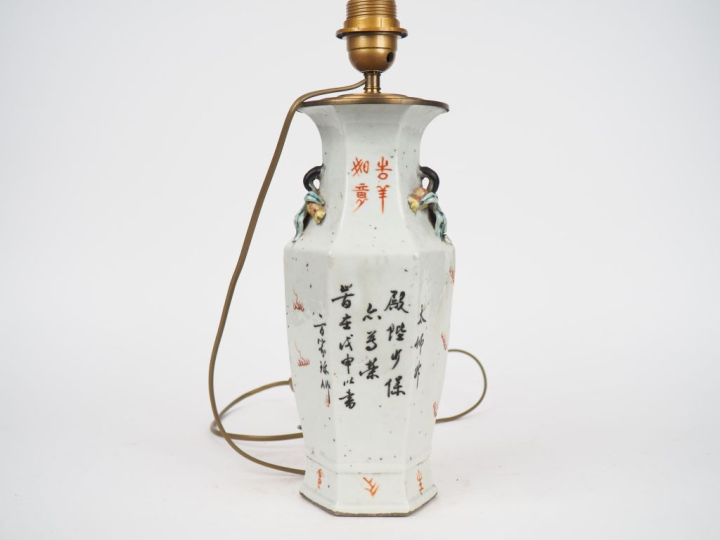 Chine XIXème. Vase de forme hexagonale à décor de lions bouddhiques. A