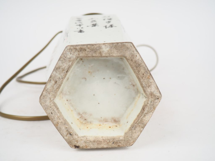 Chine XIXème. Vase de forme hexagonale à décor de lions bouddhiques. A