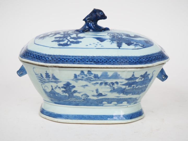 Chine fin XIXème. Terrine couverte bleu blanc à décor de paysage lacus