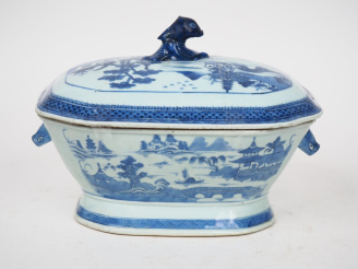 Vente aux enchères Chine fin XIXème. Terrine couverte bleu blanc à décor de paysage lacus