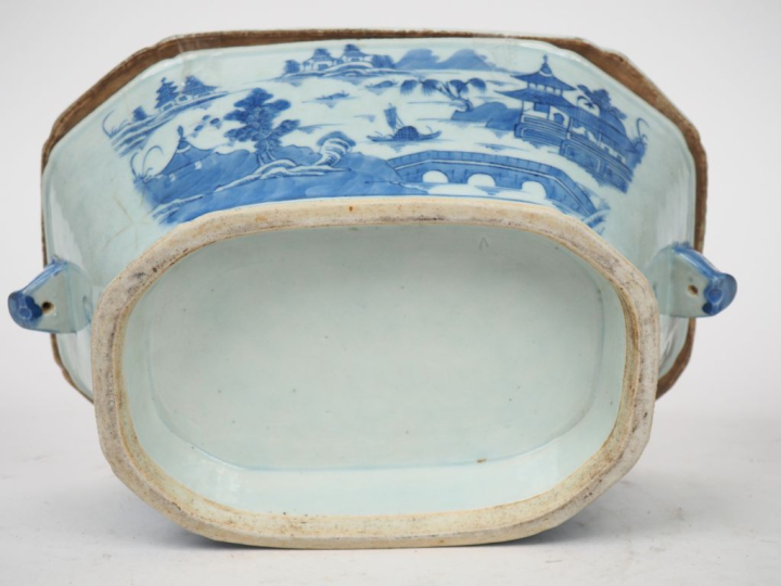 Chine fin XIXème. Terrine couverte bleu blanc à décor de paysage lacus