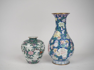 Vente aux enchères Chine XXème. Vase en émaux famille rose sur cuivre décor de pivoines. 