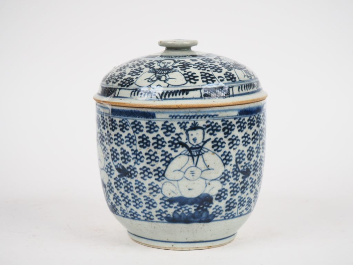 Chine du Sud fin XIXème. Bouillon couvert en porcelaine bleu blanc à d