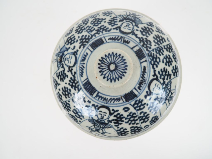 Chine du Sud fin XIXème. Bouillon couvert en porcelaine bleu blanc à d